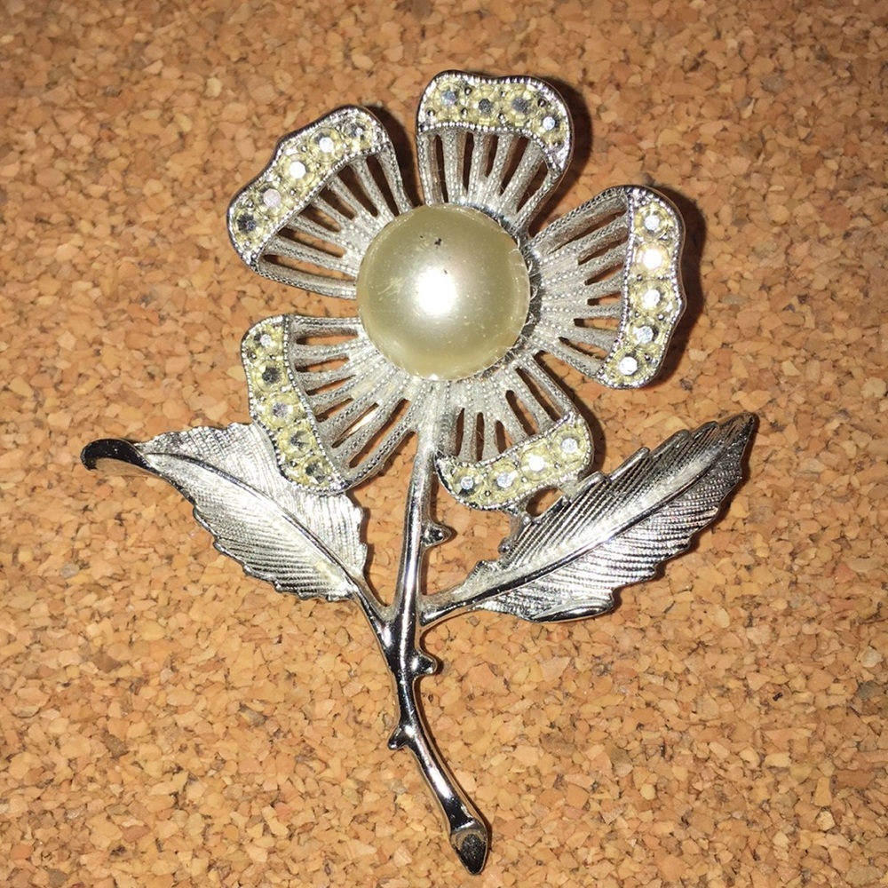Sarah Coventry silver and pearl flower pin